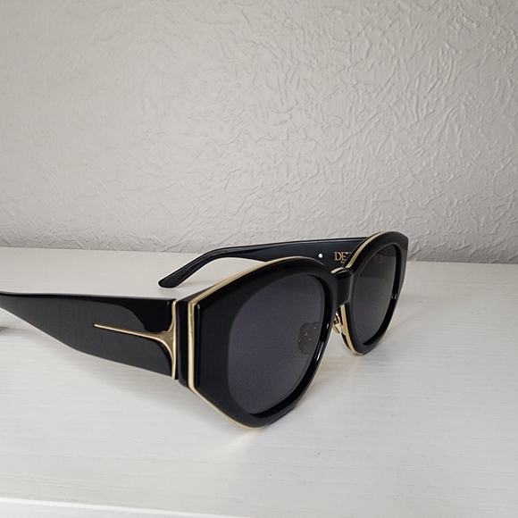 DEZI Est. 2020 Black & Gold Metal CHARGE IT Sunglasses 52[]18. - Picture 1 of 9